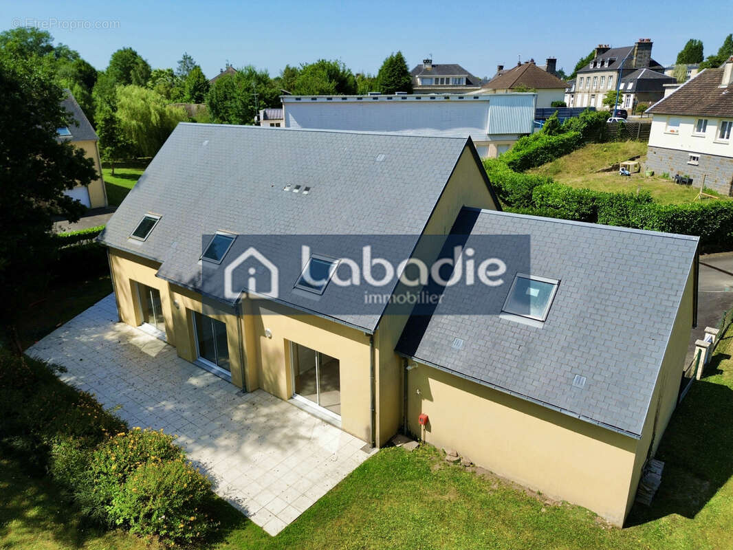 EXCLUSIVITE, proche toutes commodités, maison d'habitation de 7 PP, terrasse, terrain - photo 2