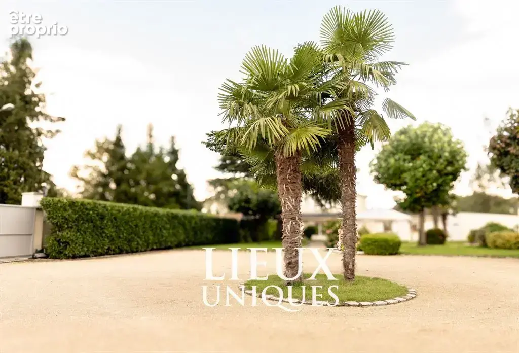 Lieux uniques ® x propriétés privées ® propose garage de 83 m² et bucher de 28 m² sur terrain de 150 - photo 4