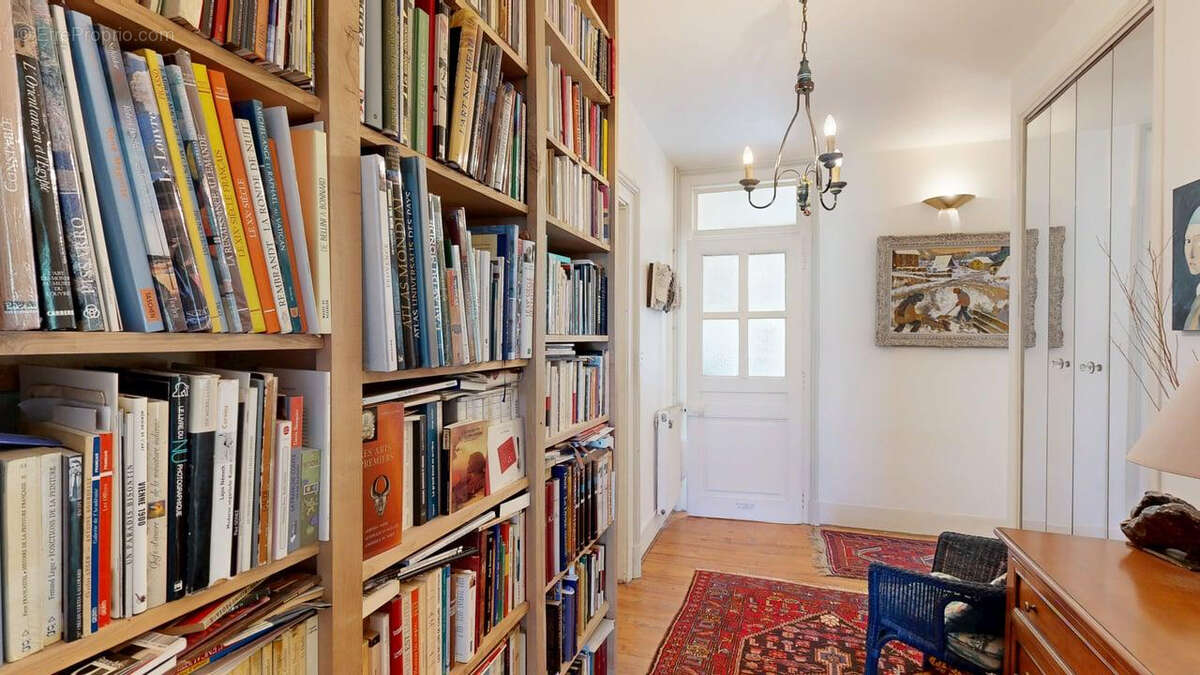 Place Flore : bel appartement ancien de 118 m2 avec parking - photo 4