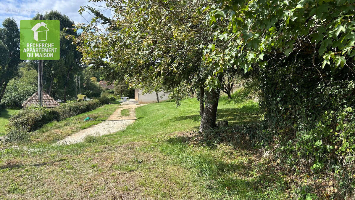 Terrain à SICCIEU-SAINT-JULIEN-ET-CARISIEU