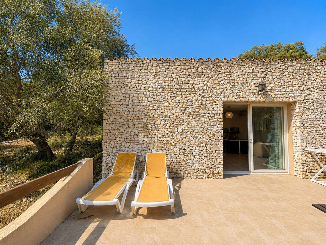 Propriété avec dépendance sur grand terrain constructible à 5 min de la plage de Bonifacio - photo 13