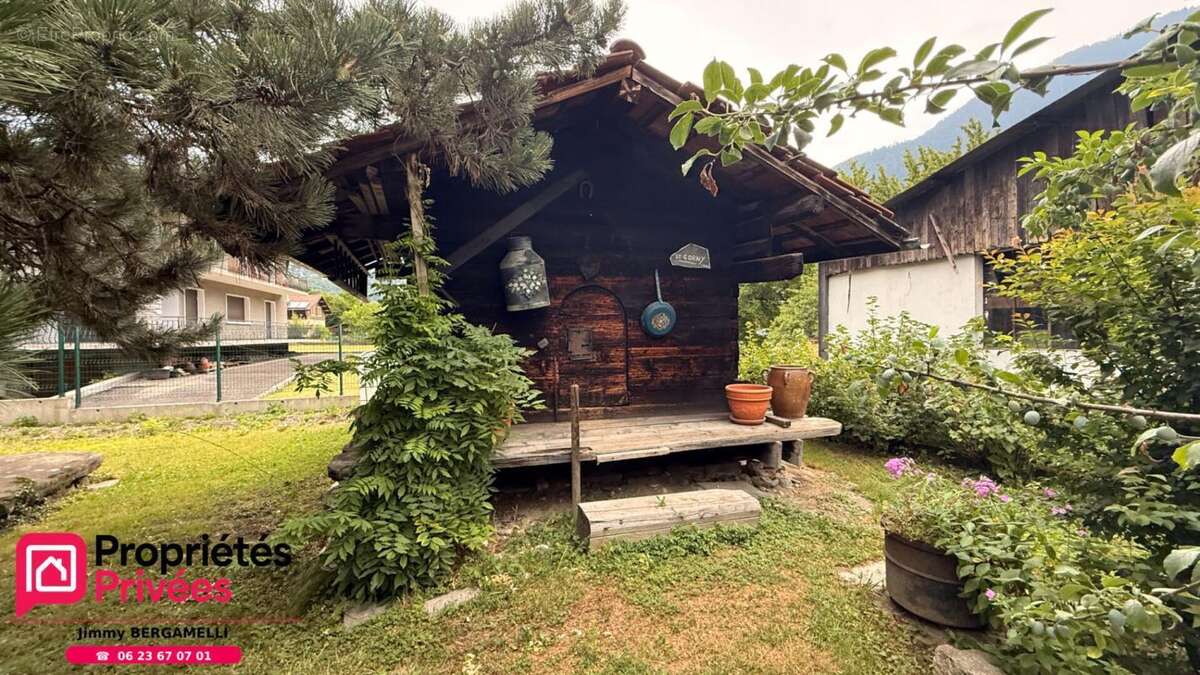 PASSY  Maison familiale entièrement rénovée avec deux appartements, dépendances et fort potentiel d'aménagement - photo 6