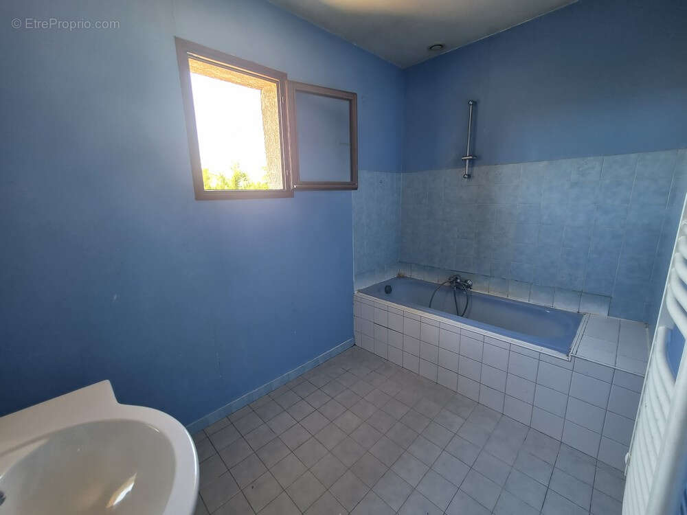 Maison 4 pièces de 91 m2 avec sous-sol complet   Le Péage-de-Roussillon   Proche gare - photo 10
