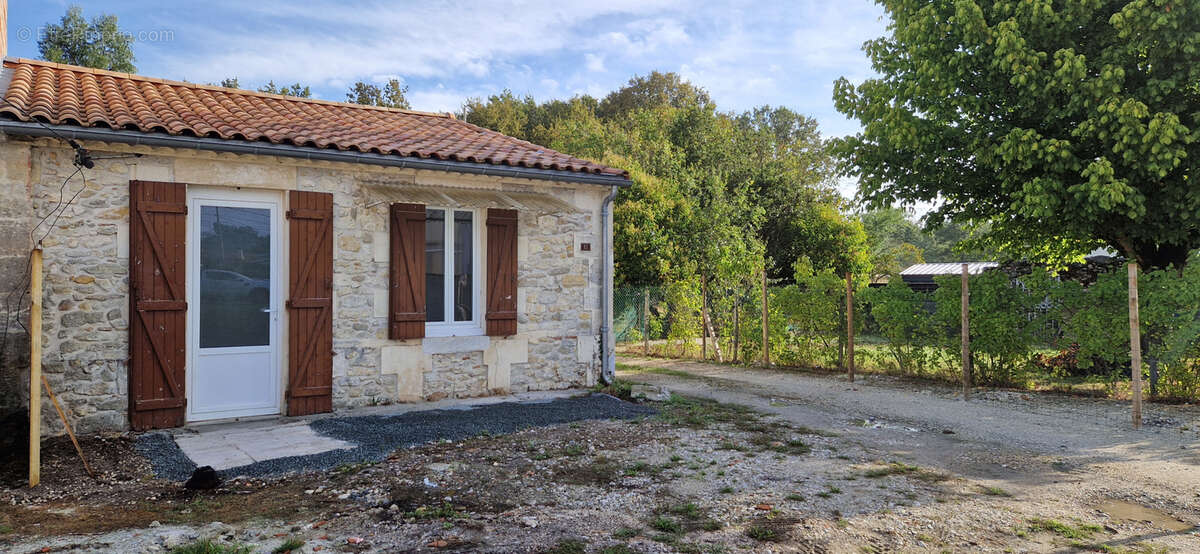 AVENSAN, jolie maison ancienne avec jardin - photo 11