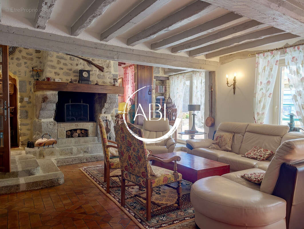 Maison 250 m² à Saint-Georges-Buttavent  - photo 8