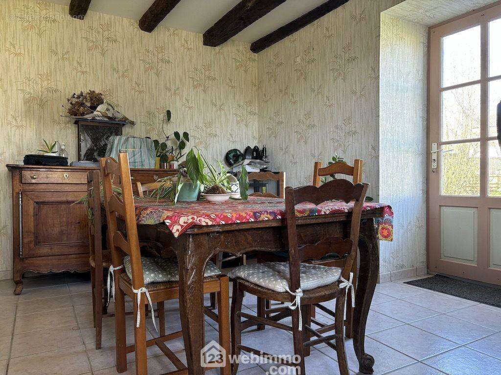 D'un côté du salon, la salle à manger de 16 m2, - Maison à LA PUYE