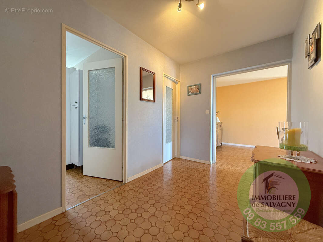 Appartement à LA TOUR-DE-SALVAGNY