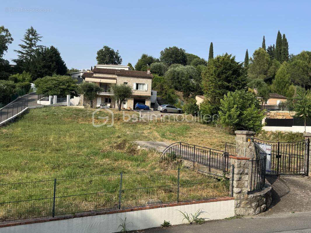 Terrain constructible 913 m² dans un quartier résidentiel et au calme - photo 2