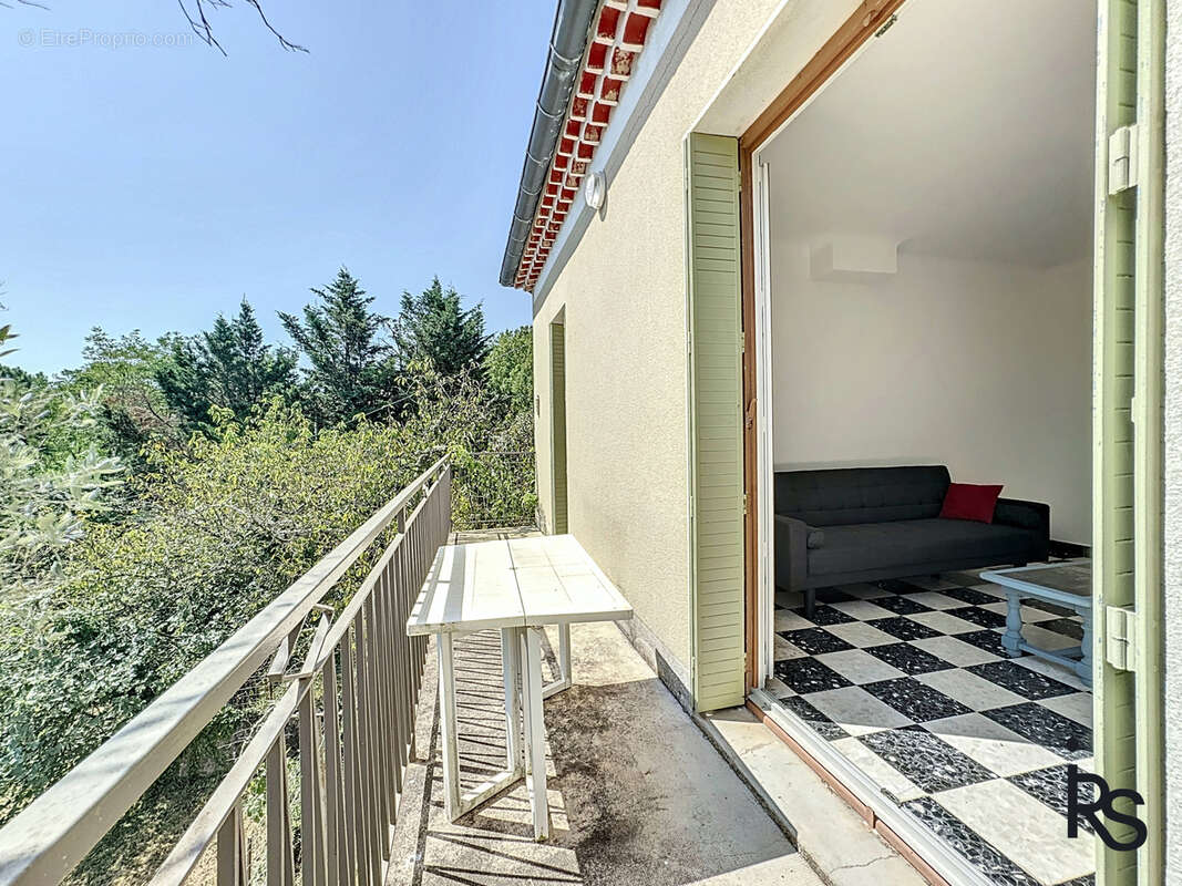 Villa de 1966 avec un terrain constructible de 1883 m2 et une vue dégagée. - photo 6