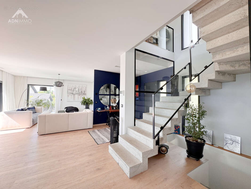 Maison à CHALLEX