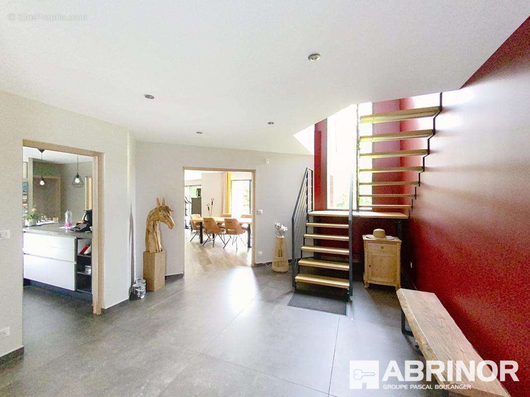 Maison d'architecte bâtie sur 1721 m² - photo 6