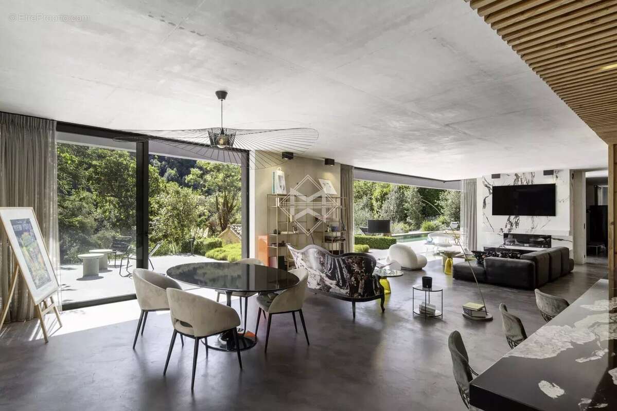 Contemporaine à pied du village - photo 6