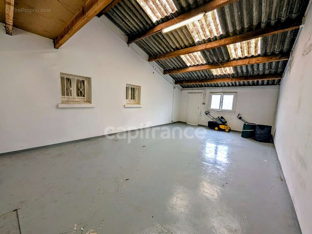 Maison en impasse dans quartier résidentiel, rez de chaussée à aménager, grand garage, à GUIPAVAS (29) - photo 17
