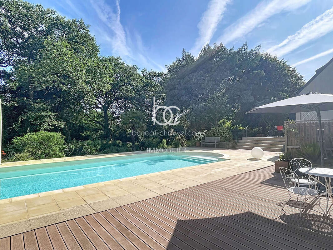 Maison d'Architecte à Pluneret : Un Paradis Vert avec Piscine et Plan d'Eau - photo 2