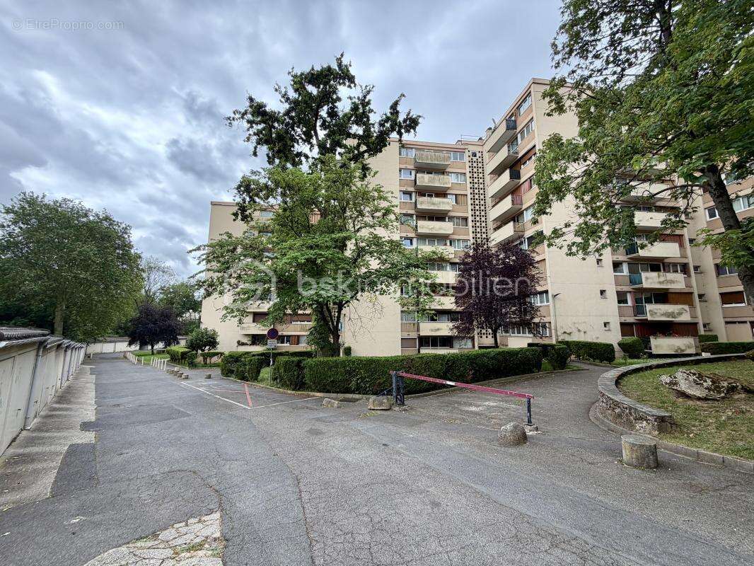Appartement f3 71m2 avec balcon + cave + parking - photo 20