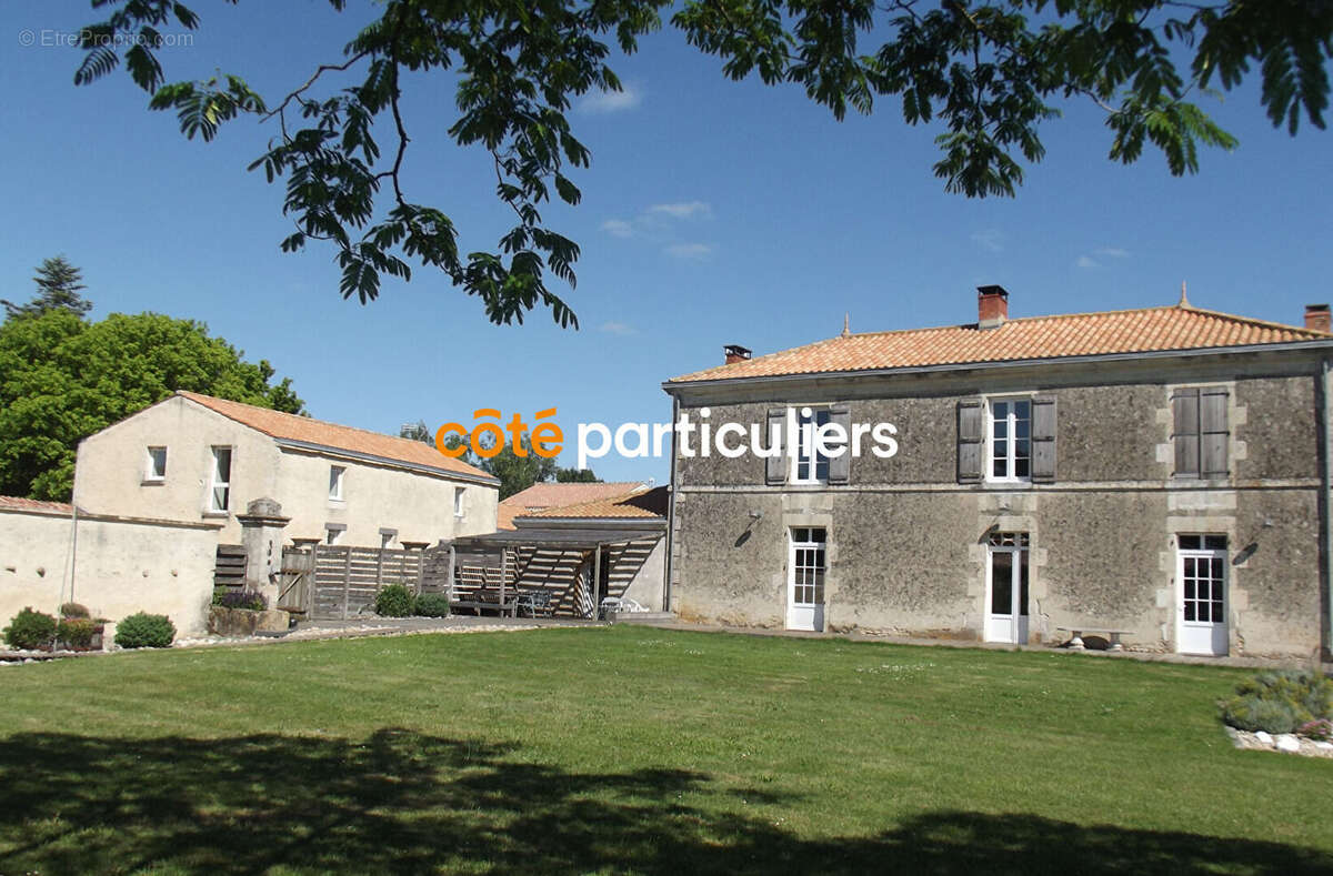 Maison à VOUILLE-LES-MARAIS