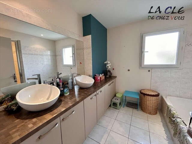 Maison à FRONTENAY-ROHAN-ROHAN