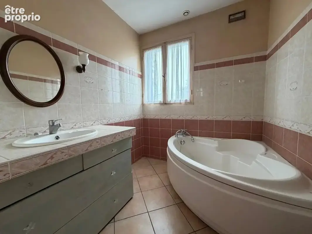 MAISON de plain-pied sur un parc arboré de 2800m2. - photo 5