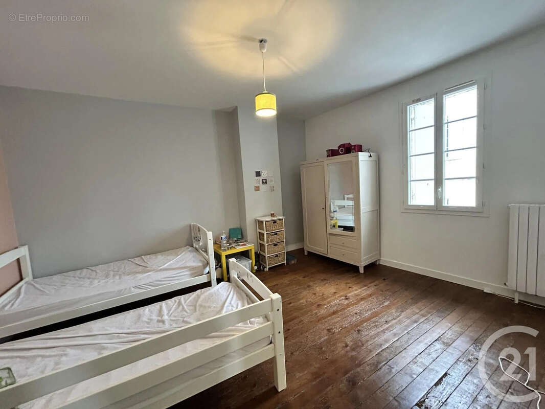 Maison à SAINT-MEDARD-DE-GUIZIERES