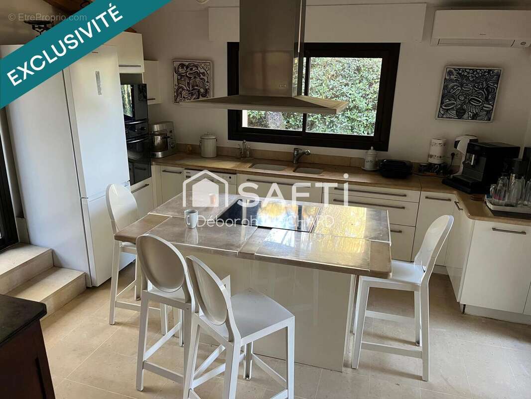 Maison 256 m² à Saint-Clement-De-Riviere  - photo 8