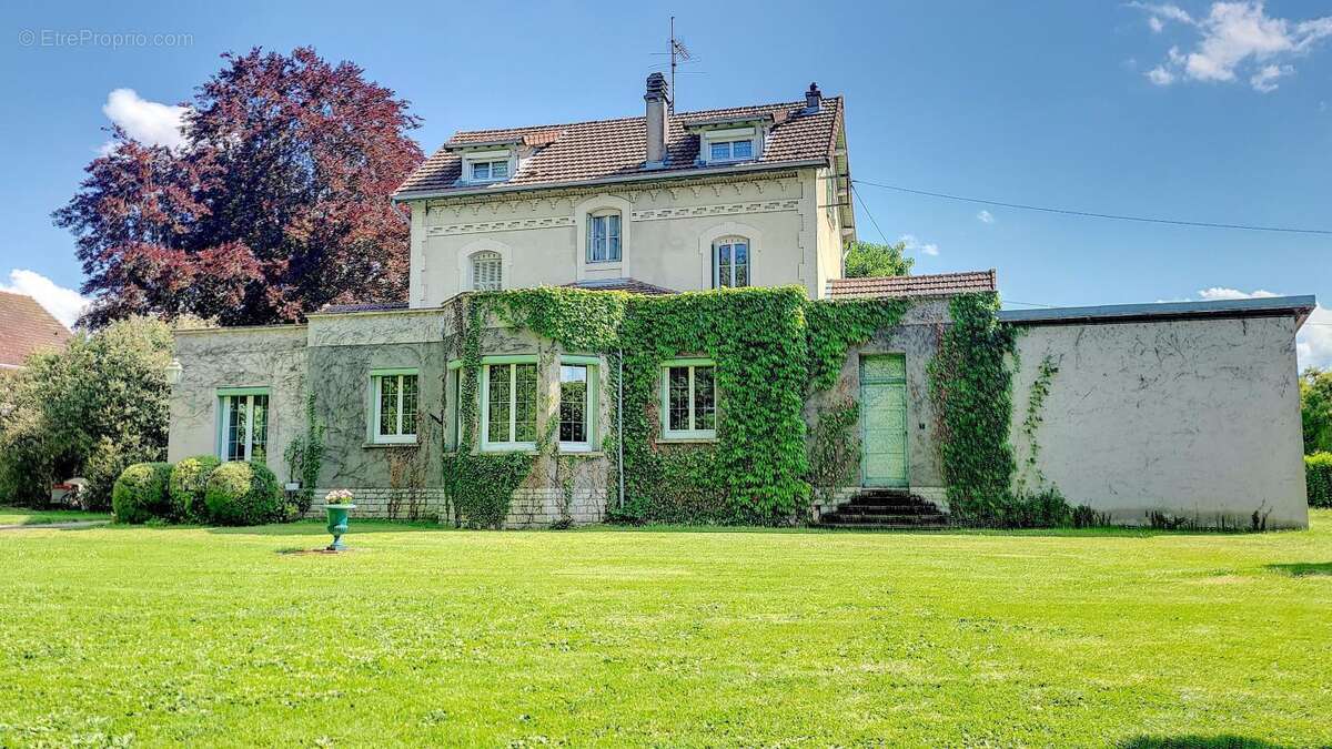 Maison de maître, 6 chambres, parc arboré de 4 566m², dépendances - photo 3