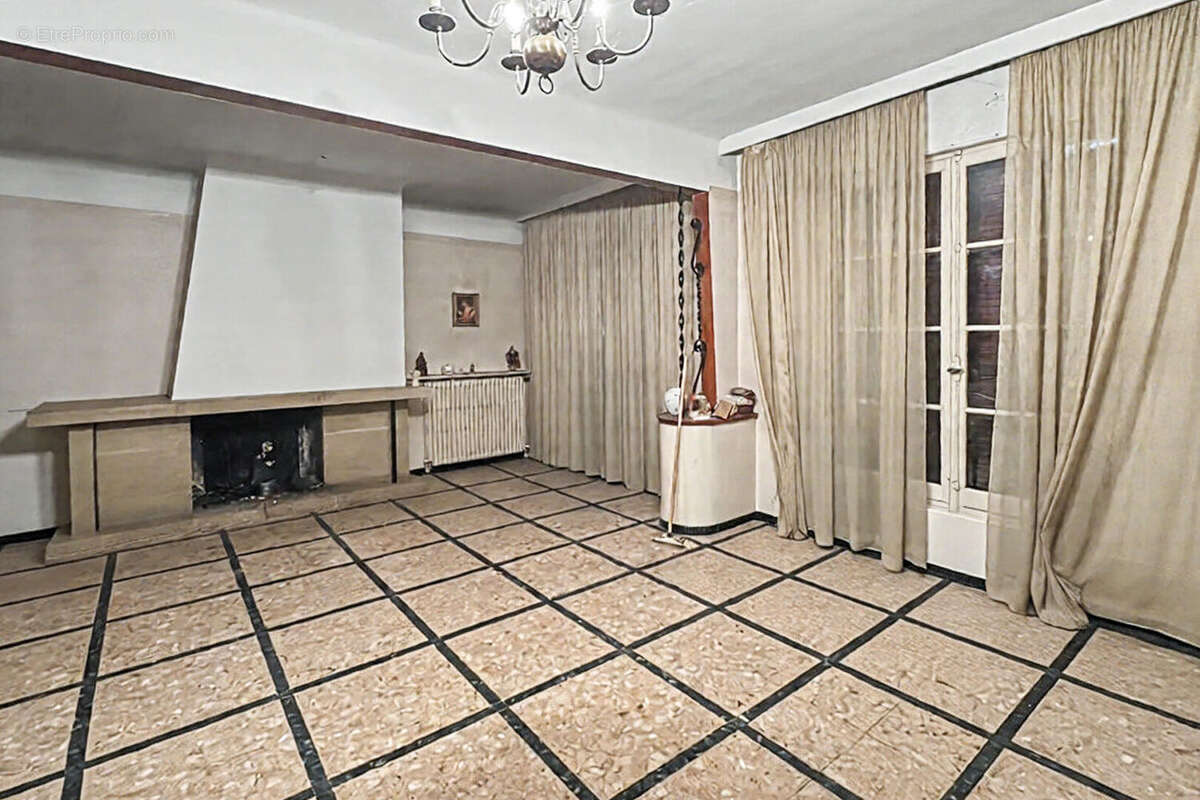 Maison de 217 m² à vendre en coeur de ville avec 2 appartements indépendants, terrain de 575 m² et fort potentiel d'aménagement - photo 4