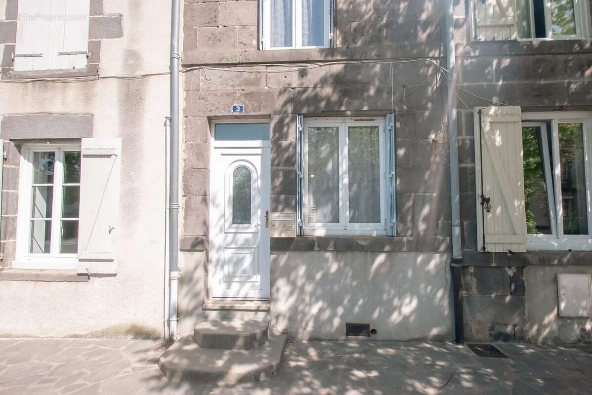 Maison à MARINGUES