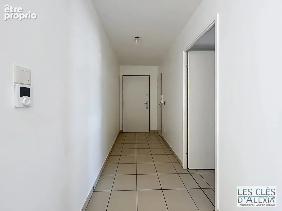 T3 - saint-priest - traversant avec balcon et places de parking - photo 14