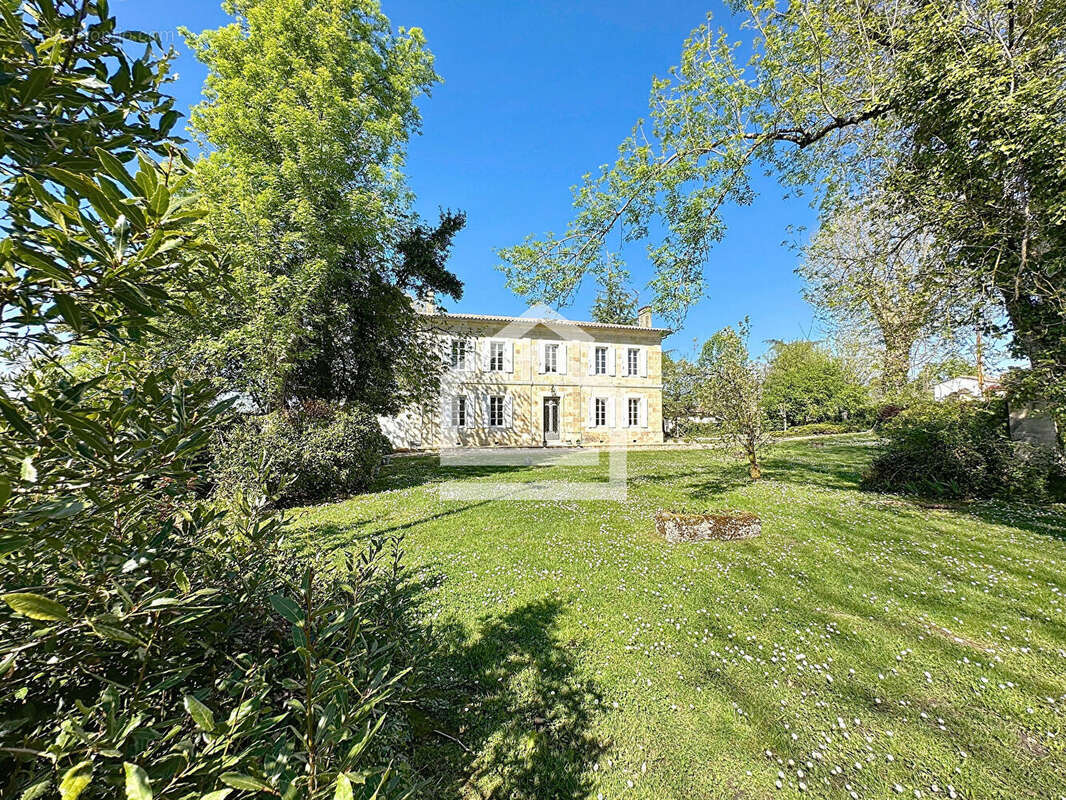 Maison à SAINT-MEDARD-DE-GUIZIERES