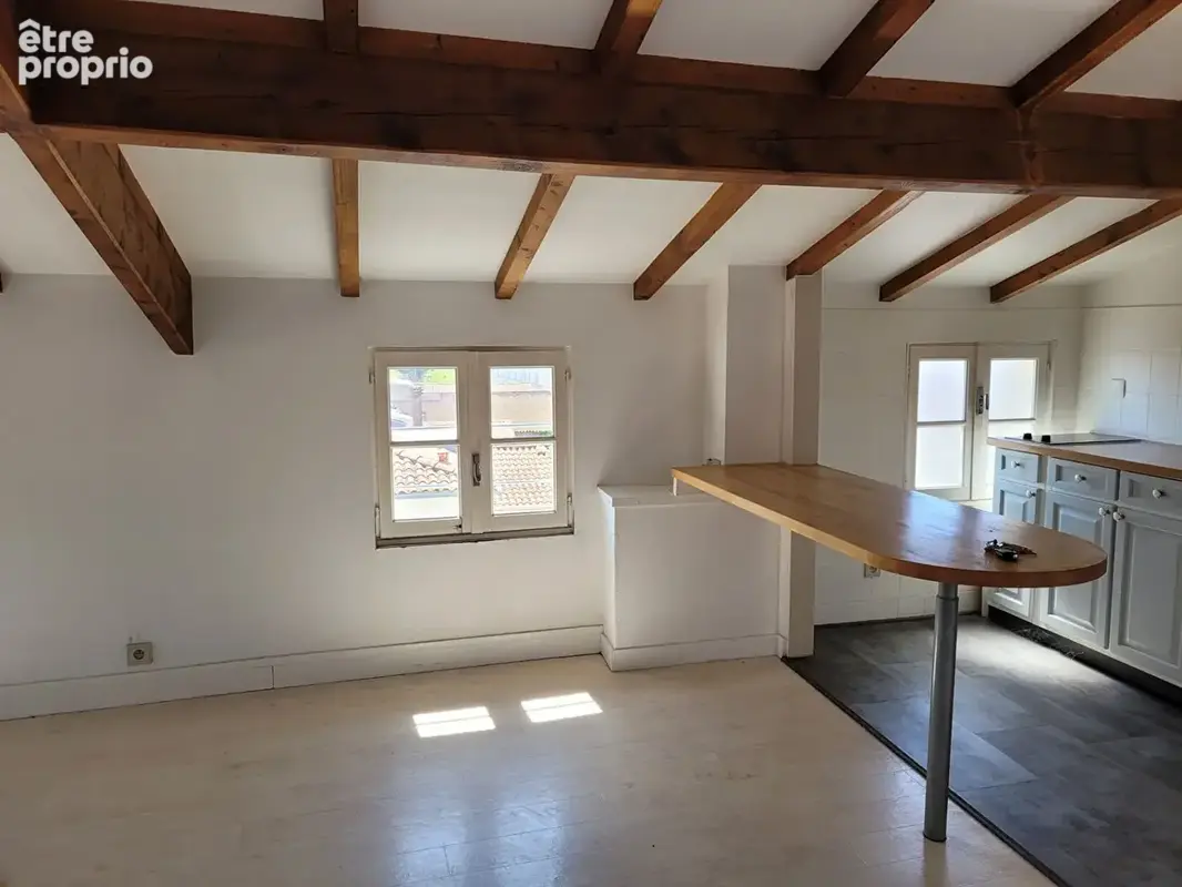 ROCHEFORT centre ville - au 3ème un appartement  de 40 m²  de type 3  avec 2 salles d'eau et 2 WC - photo 3