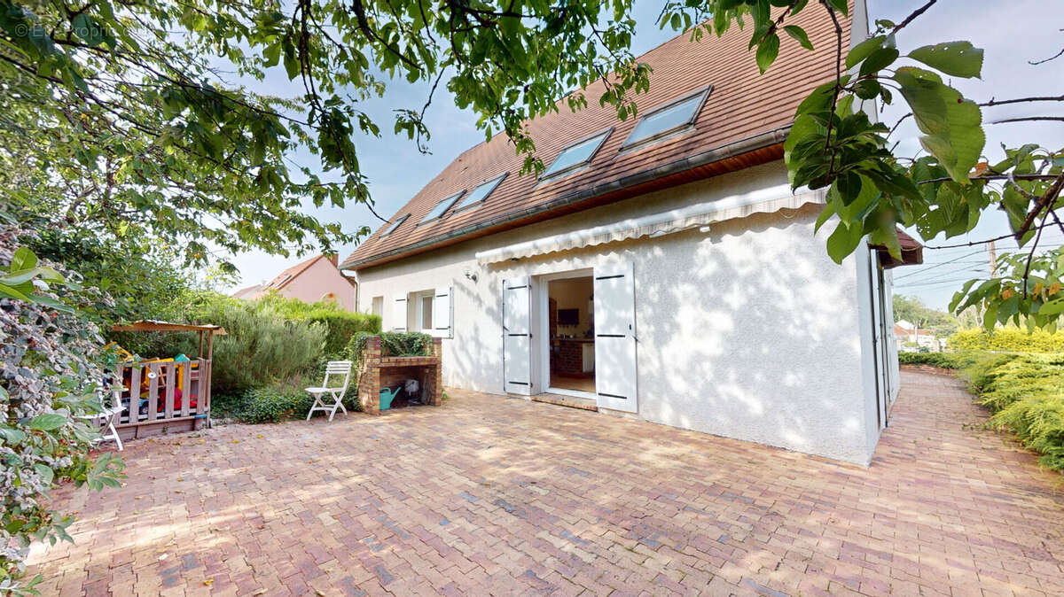 A SAINT-MAURICE-MONTCOURONNE - Maison traditionnelle sur sous-sol total - 8 Pièces - Jardin & Terrasse - photo 16