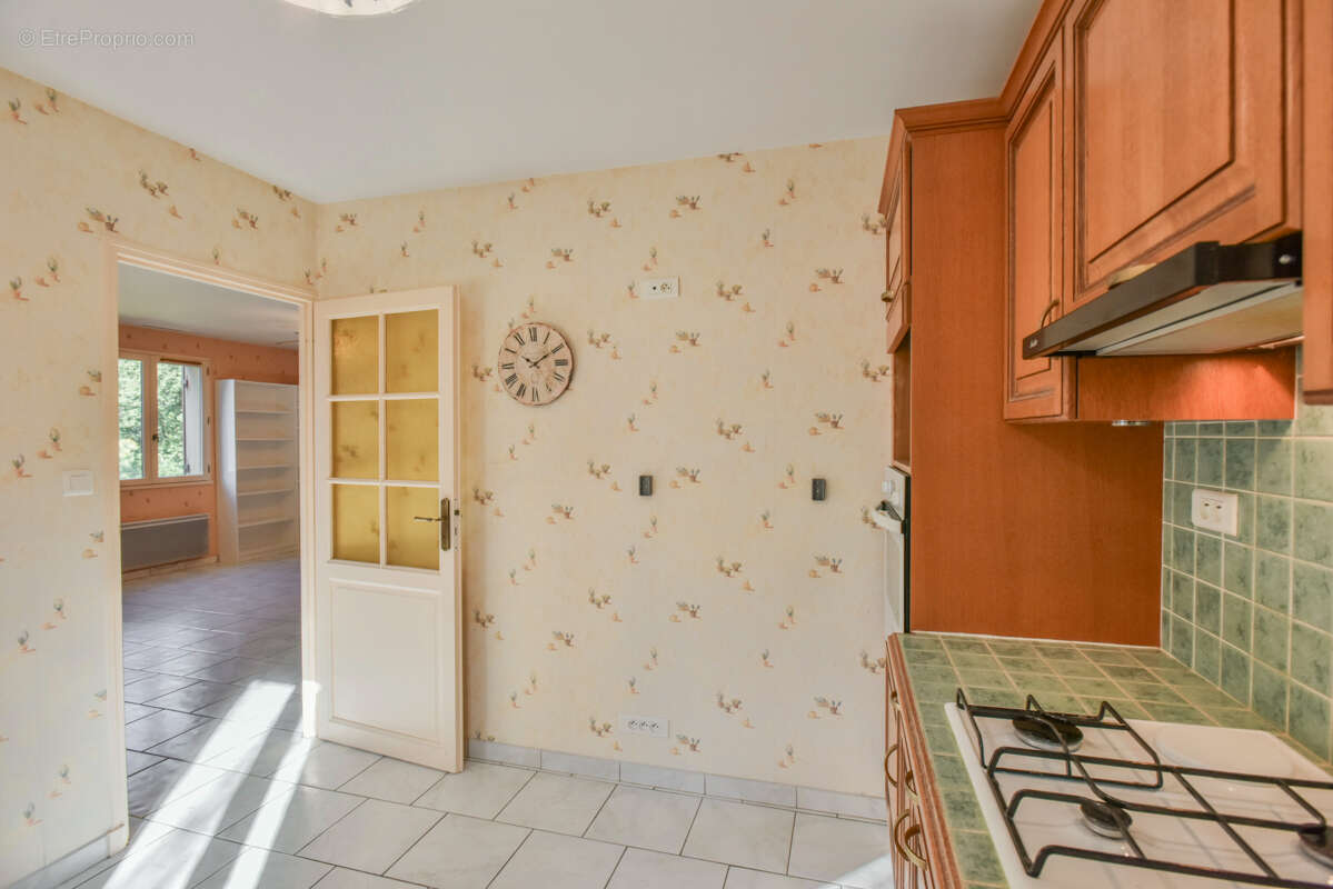 Maison individuel, +/-80 m2 , grande sous-sol 6pieces,  3 chambres, atelier en bois, jardin et forets - photo 8