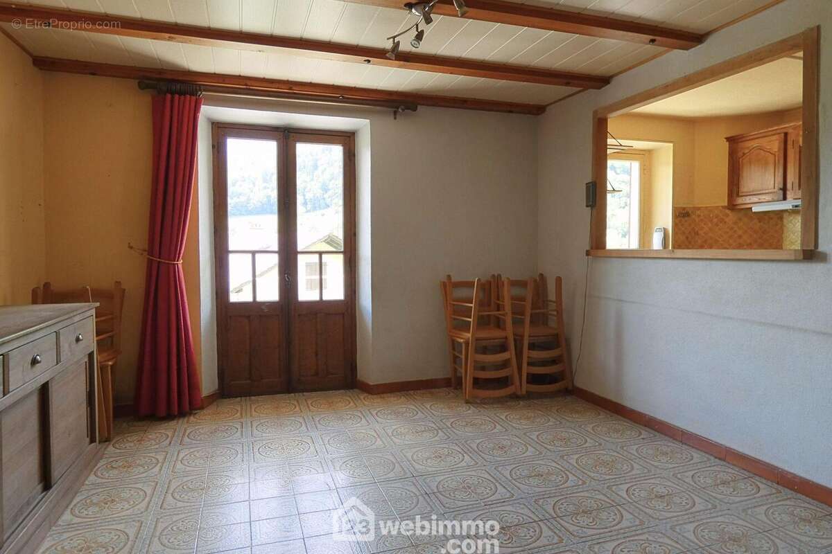 ... Créant un espace convivial - Maison à UGINE