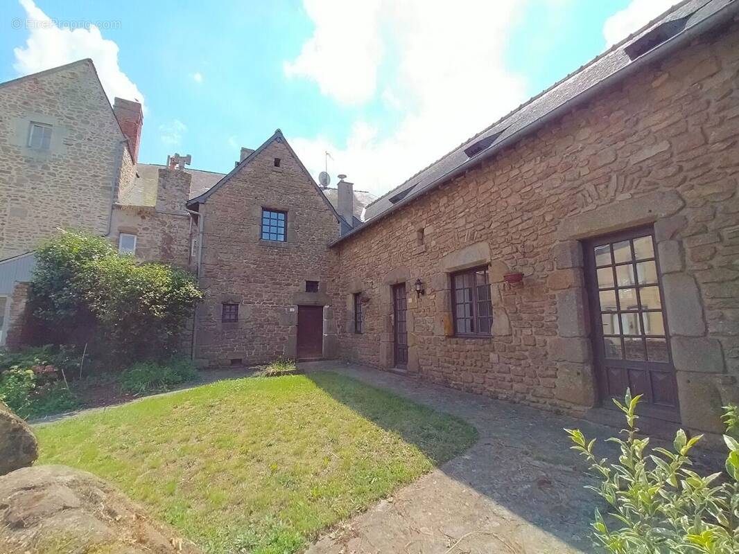 maison à vendre Courcité espace extérieur - Maison à COURCITE