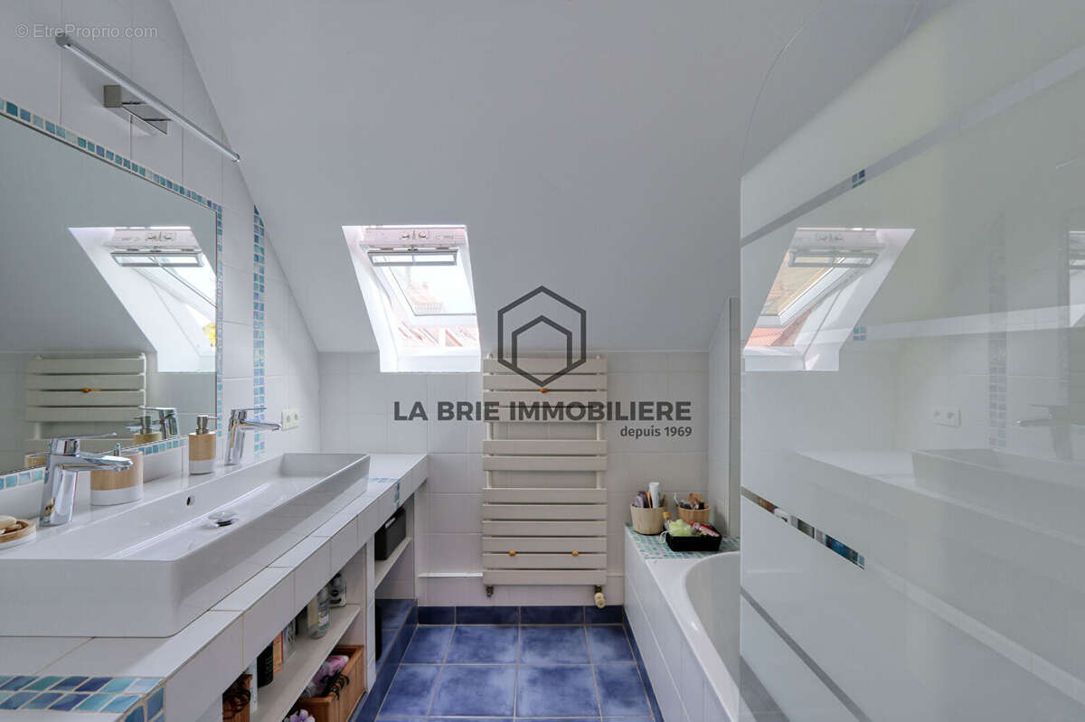 Maison à MANDRES-LES-ROSES