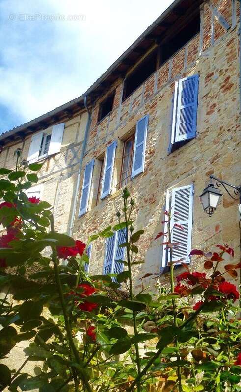 Opportunité dans Centre Historique Maison avec terrasse ... - photo 3