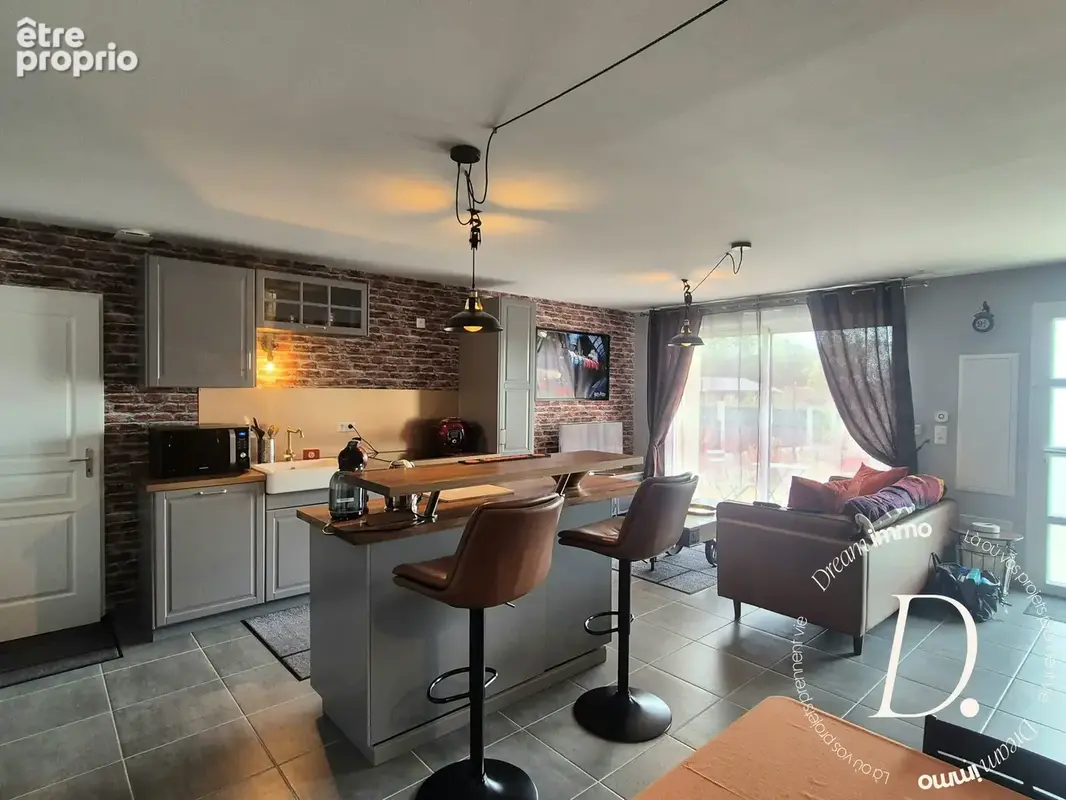 vue d'ensemble : Séjour/salon/cuisine - Appartement à LA CHAPELLE-REANVILLE