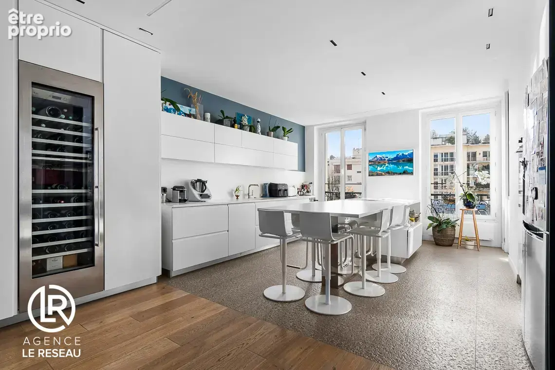 Appartement familial et lumineux en parfait état au dernier étage situé dans le quartier Charles Laffitte - photo 5