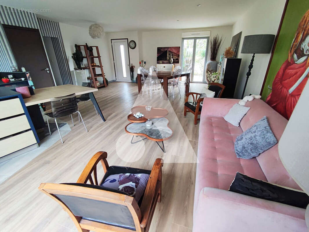 Maison à MONTREVAULT