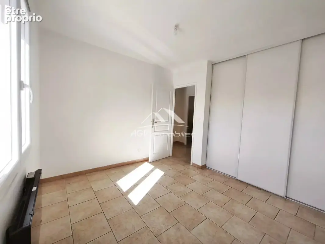Lézan, maison plain pied, 2 chambres + 1 bureau, garage, terrain clos - photo 7