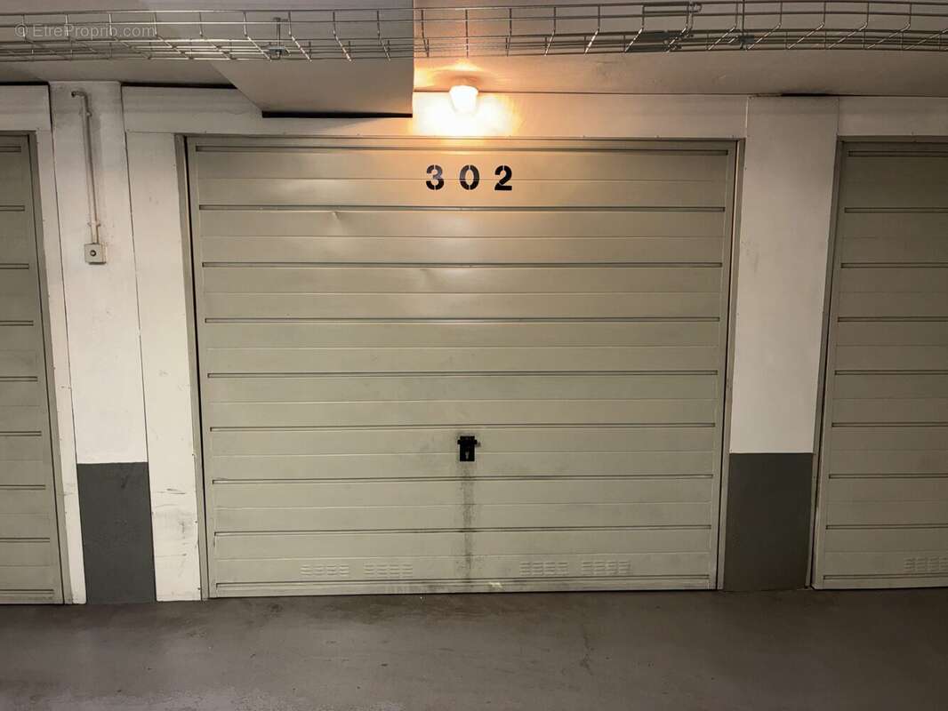 Parking à PARIS-8E