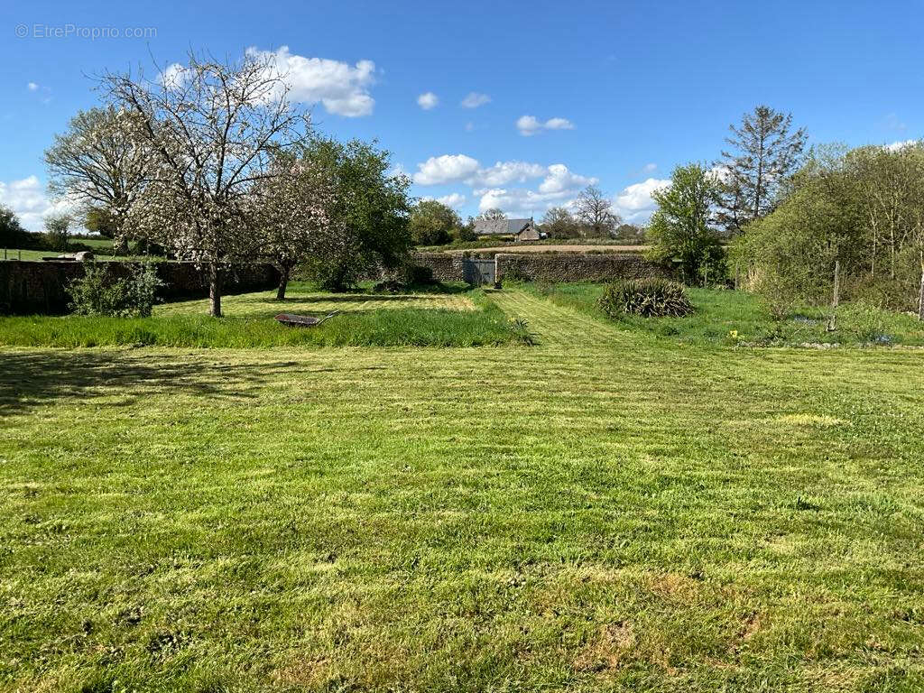 Maison à LASSAY-LES-CHATEAUX