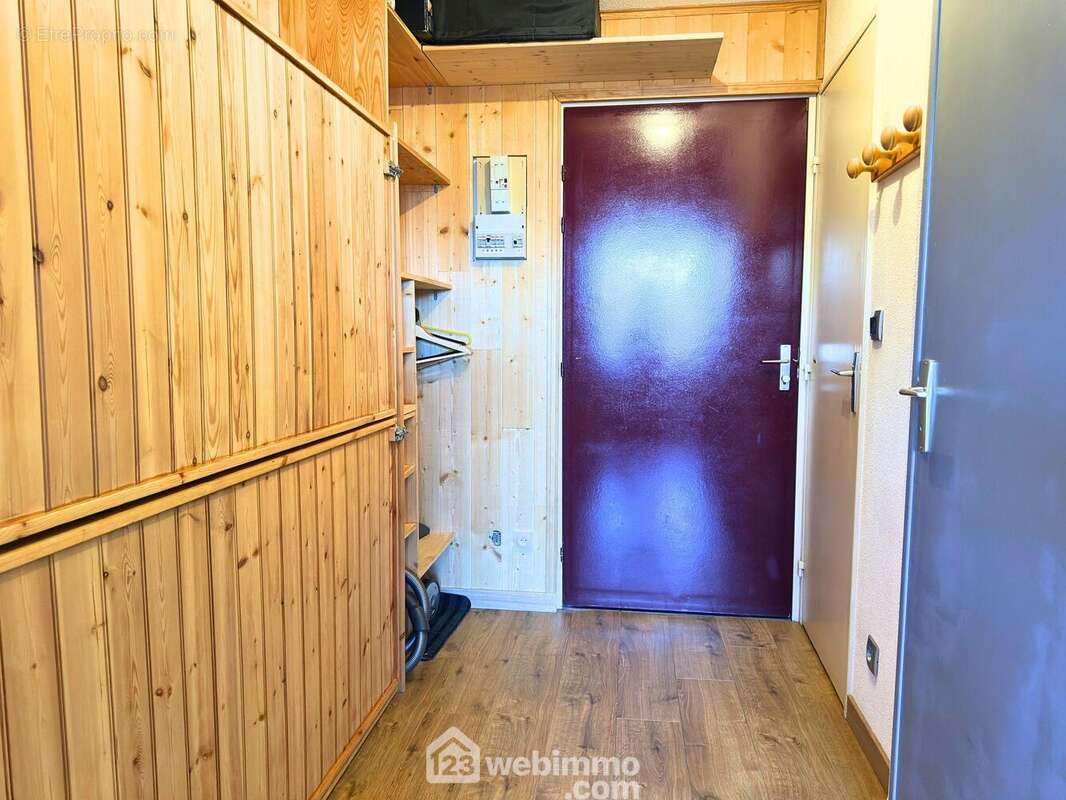 L'entrée donne sur deux lits escamotables pour plus de praticité. - Appartement à CREST-VOLAND