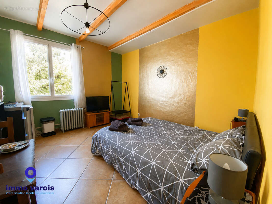 Signes :  En exclusivité : Propriété d'env.390m2 composée de plusieurs appartements sur 7000 m2 de terrain. - photo 6