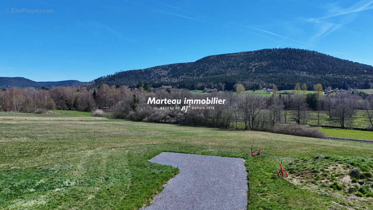 Terrain à LES POULIERES