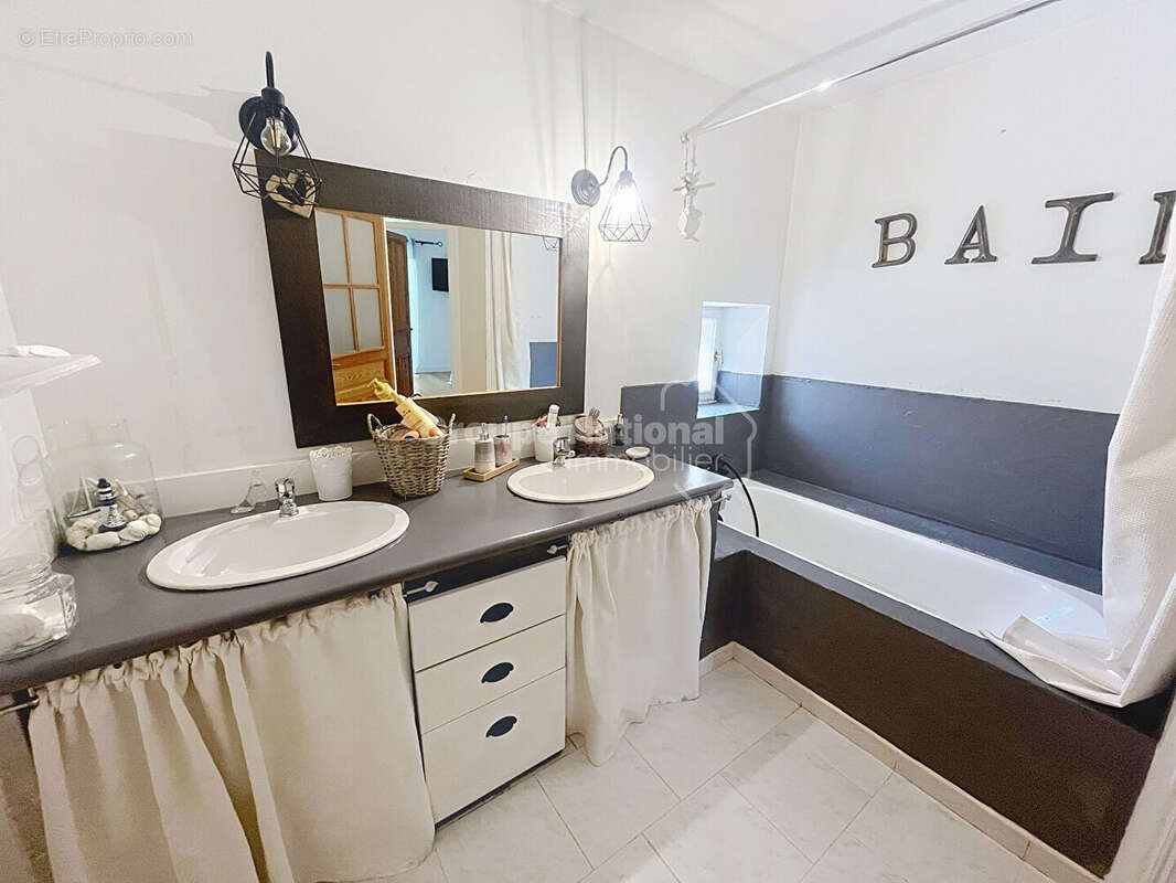 Maison à CAMARET-SUR-AIGUES