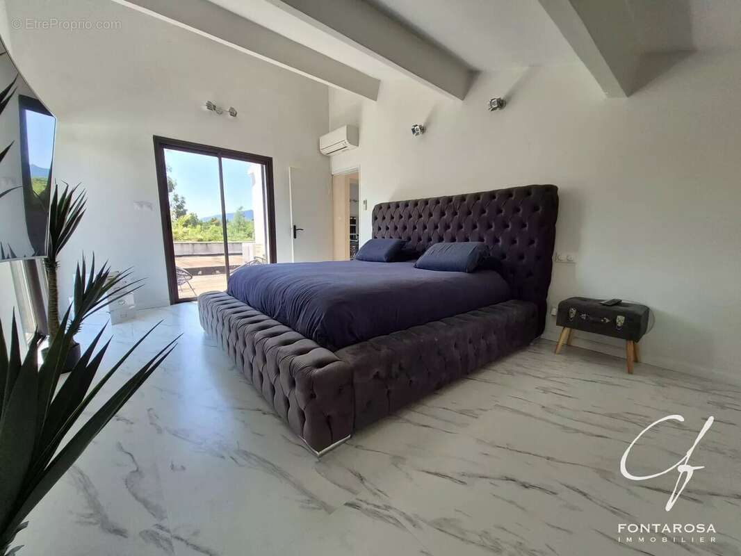 Maison à ROQUEBRUNE-SUR-ARGENS