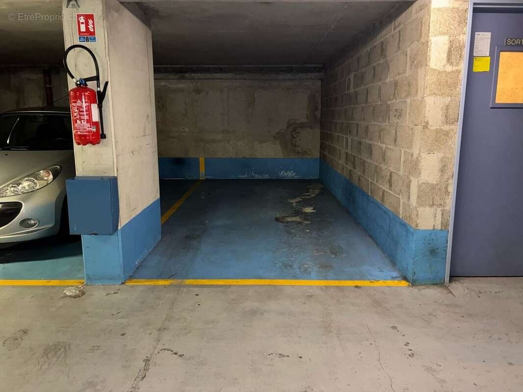 Parking à PARIS-11E
