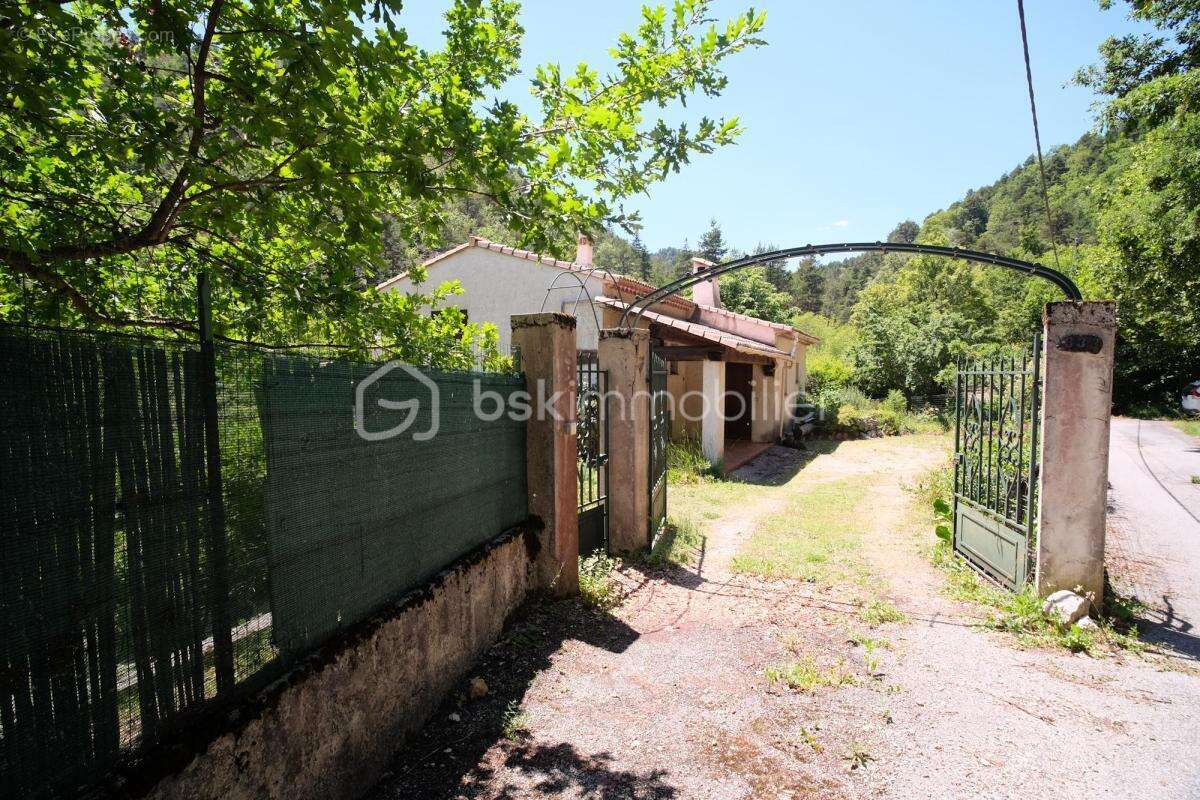 Maison familiale de caractère de 110 m2 avec jardin remarquable, bassin et vue montagnes - photo 20