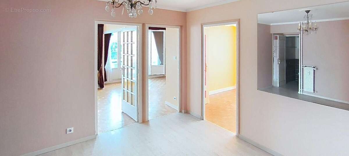 Photo 2 - Appartement à LE CHAMBON-FEUGEROLLES